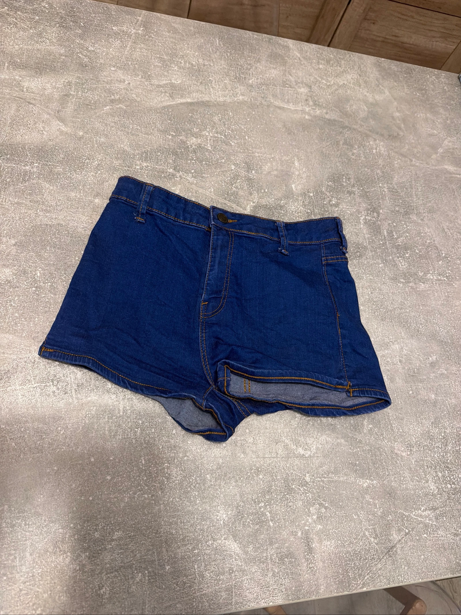 Short jean foncé bershka 34 très bon état 